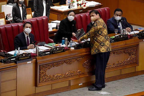 Suasana rapat paripurna Rancangan Undang-Undang atau RUU Omnibus Law Cipta Kerja disahkan menjadi Undang-undang, Senin 5 Oktober 2020 malam. (Foto: TV Parlemen)