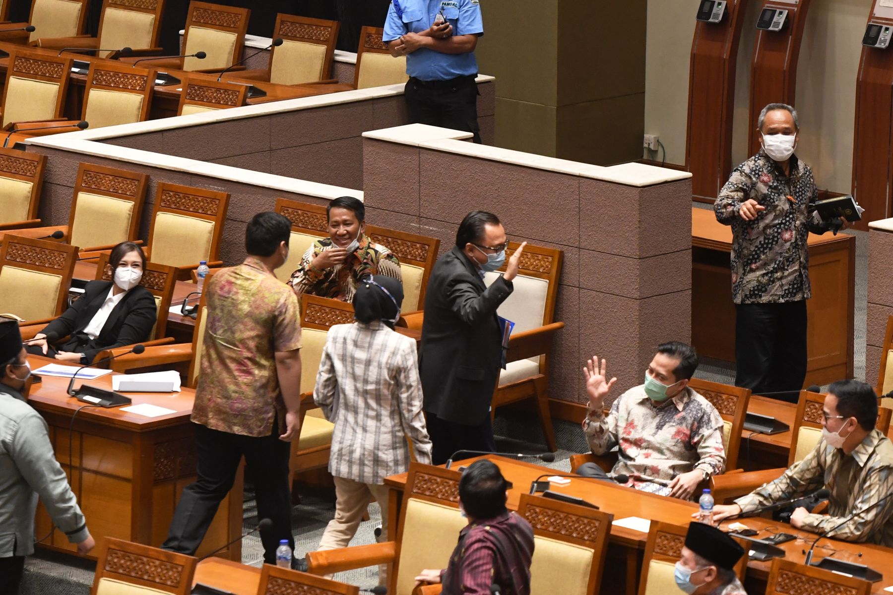 Sidang paripurna pengesahan UU Omnibus Law Cipta Kerja di DPR RI. (Foto: parlemen tv)