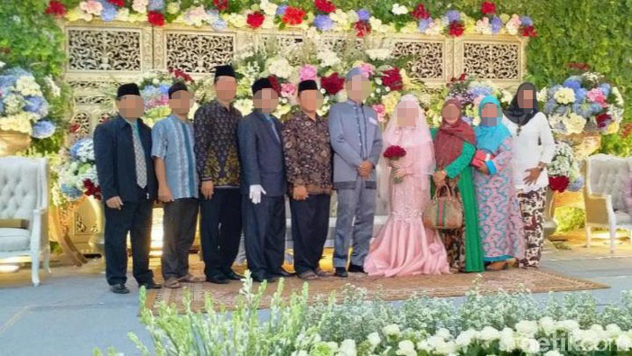 Salah satu foto yang memperlihatkan pengantin pose bersama tamu undangan tanpa pakai masker dan tidak menjaga jarak. (Foto: Istimewa)