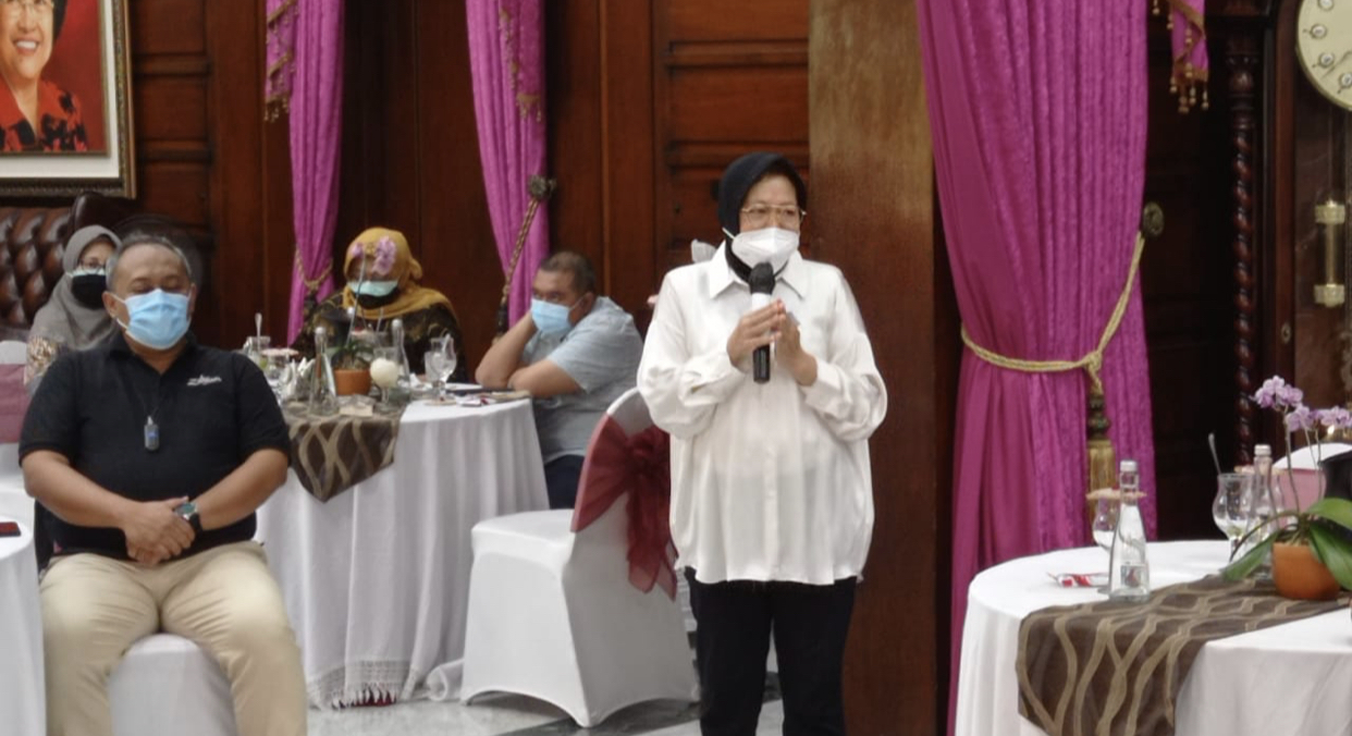 Walikota Surabaya, Tri Rismaharini ketika menyambut kedatangan Menteri Sosial, di rumah dinasnya, pada Rabu, 7 Oktober 2020 (Foto: Andhi Dwi/Ngopibareng.id)