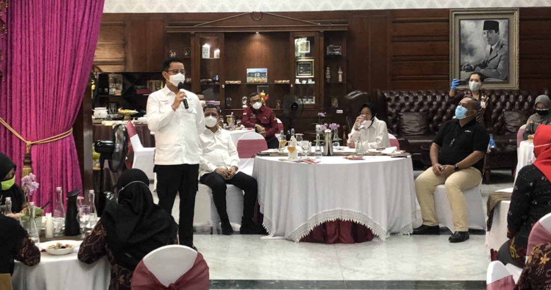 Menteri Sosial (Mensos) RI, Juliari P. Batubara, saat bertemu dengan Wali Kota Surabaya, Tri Rismaharini (Foto: Andhi Dwi/Ngopibareng.id)