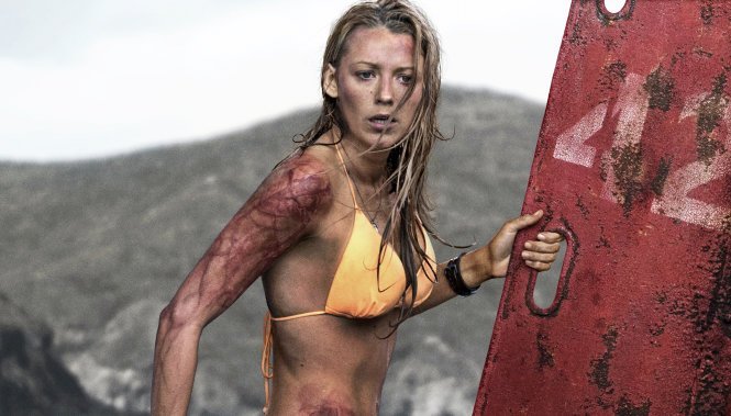 Blake Lively dalam film The Shallows, aksi menyelamatkan diri dari serangan hiu ganas. (Foto: Tangkapan video youtube)