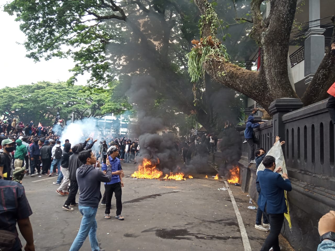 Para demonstran melempari batu ke Gedung DPRD Kota Malang. (Foto: Lalu Theo/Ngopibareng.id)