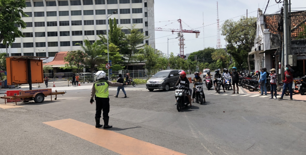 Pengalihan aris yang terjadi di sekitaran Gedung Negara Grahadi (Foto: Andhi Dwi/Ngopibareng.id)