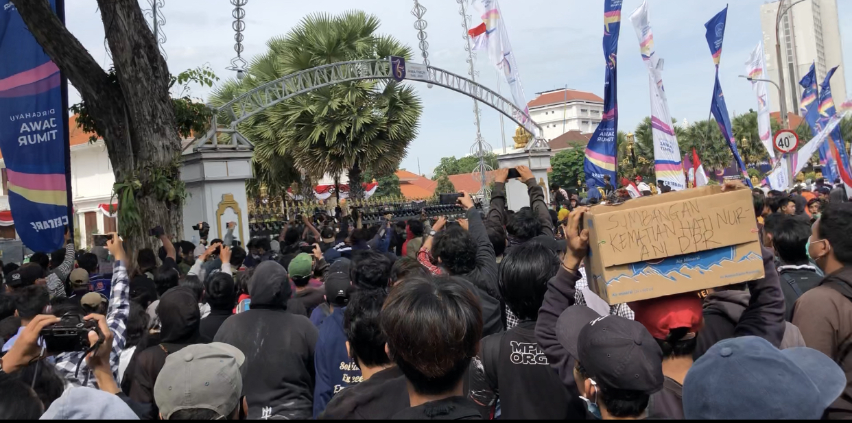 Pagar Gedung Grahadi yang coba dirobohkan massa (Foto: Andhi Dwi/Ngopibareng.id)