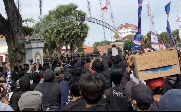 Pagar Gedung Grahadi yang coba dirobohkan massa (Foto: Andhi Dwi/Ngopibareng.id)