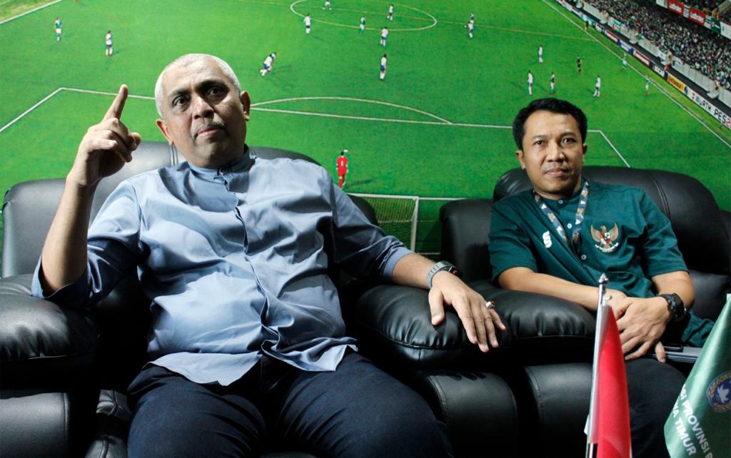 Ketua Asprov PSSI Jatim, Ahmad Riyadh UB bersama Sekretaris PSSI Jatim Amir Burhanuddin ketika menyampaikan update di Kantor PSSI Jatim. (Foto: Fariz Yarbo/Ngopibareng.id)