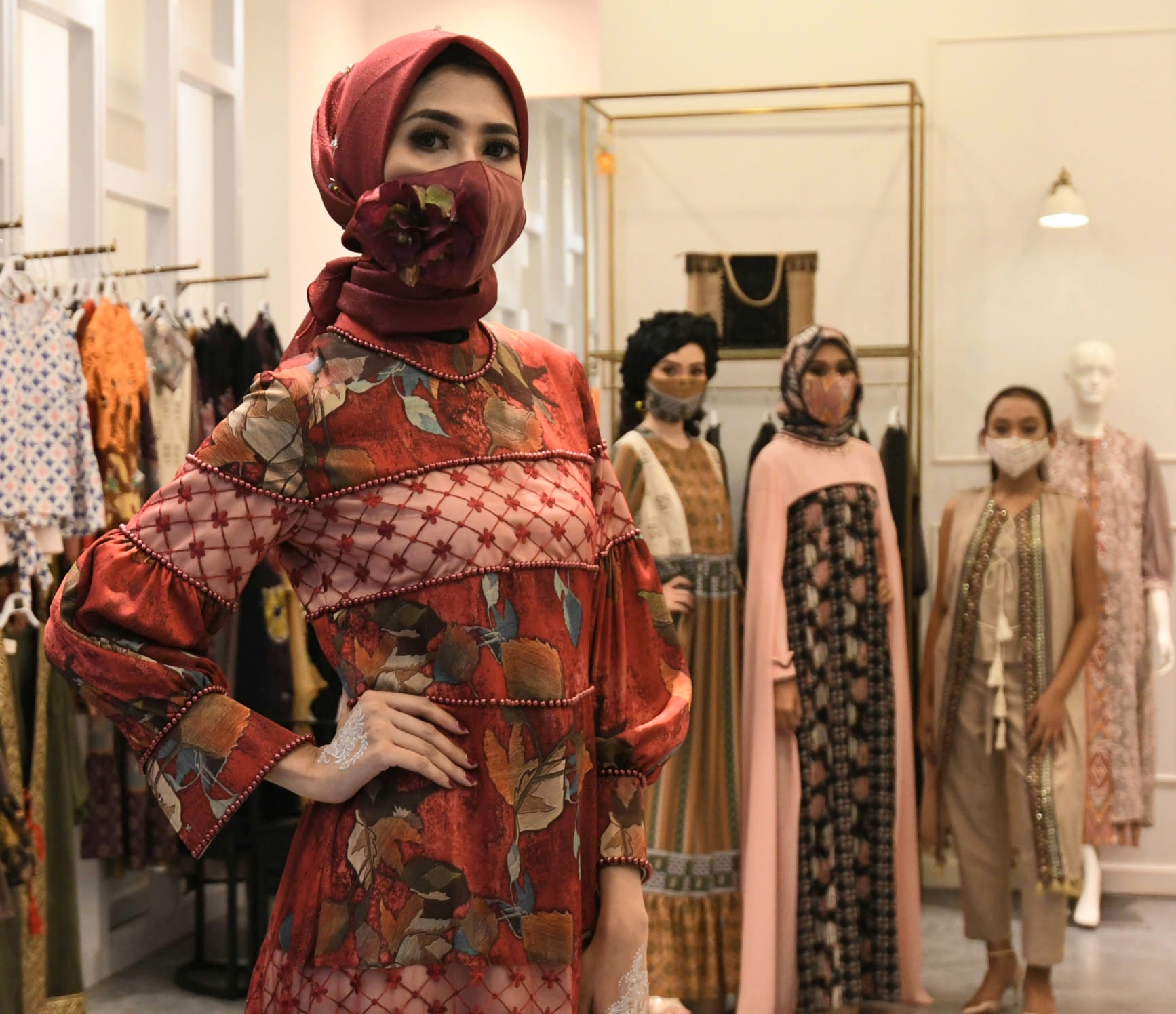 Salah satu masker fashion karya desainer Riris Gofir. (Foto: Istimewa)