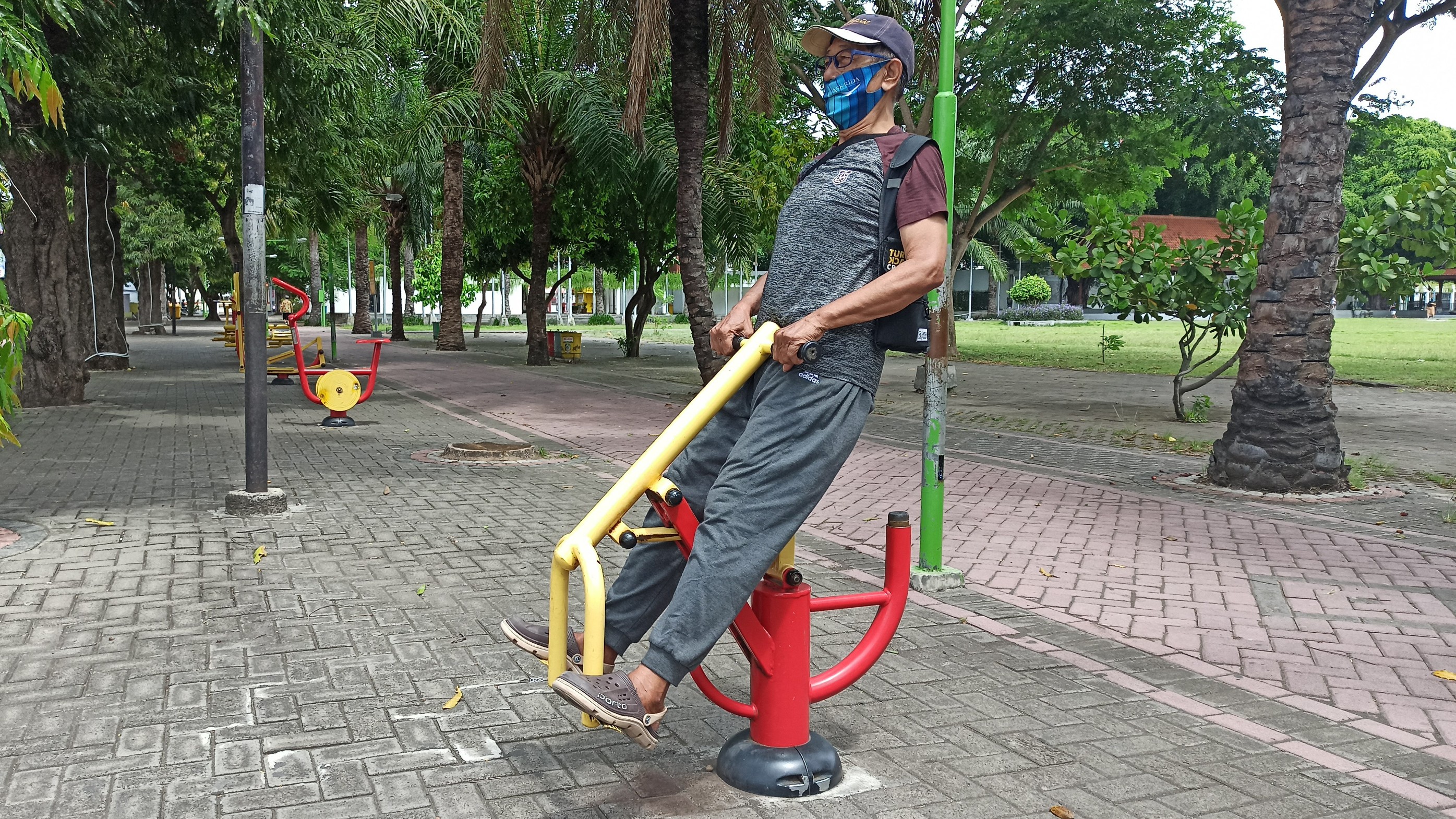 Mujadi sedang berolah raga di sekitar kompleks Taman Blambangan (foto:Muh Hujaini/Ngopibareng.id)