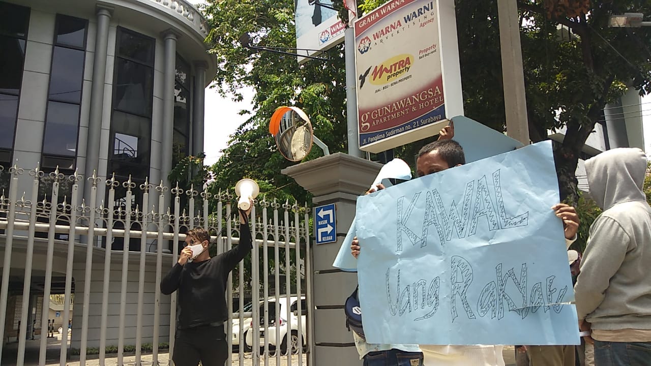 Aksi unjuk rasa yang dilakukan oleh puluhan orang yang tergabung dalam Komunitas Peduli Aset Negara (KOMPAN) di depan Kantor PT Warna-Warni. (Foto: Istimewa)