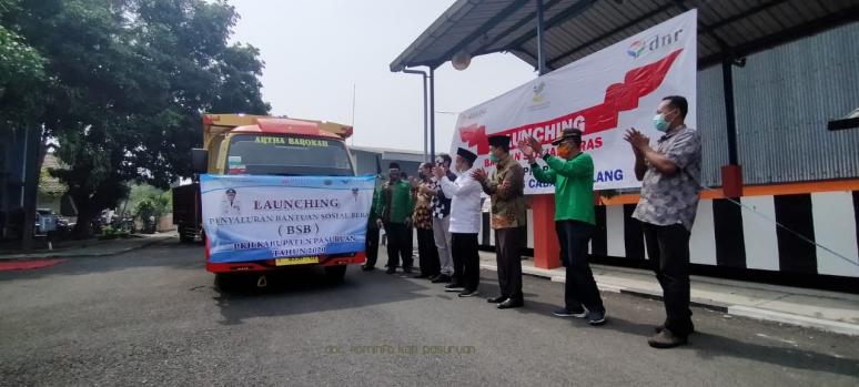 Wabup Pasuruan berangkatkan rombongan sembako yang akan dibagiikan kepada keliarga miskin. (Foto: Dok HUhmas)