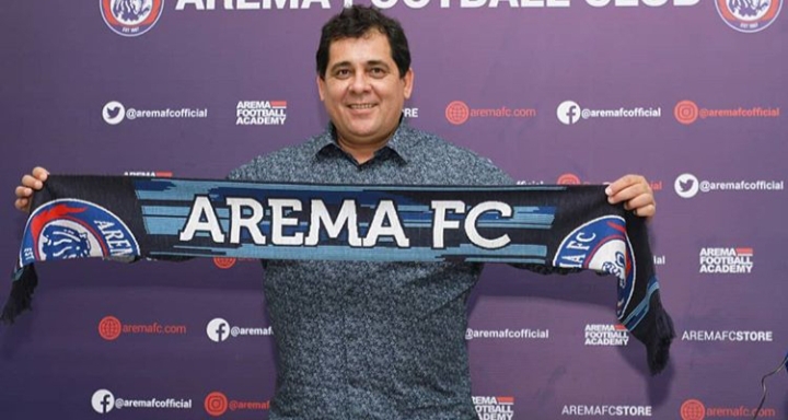 Pelatih Kepala Arema FC, Carlos Oliveira saat pertama kali diperkenalkan sebagai perih kepala baru Singo Edan (Instagram: @aremaofficial)