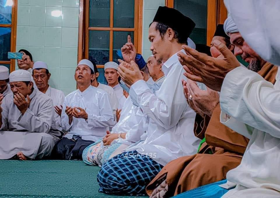 Gus Baha ketika memimpin doa bersama di antara para santrinya. (Foto: Istimewa)