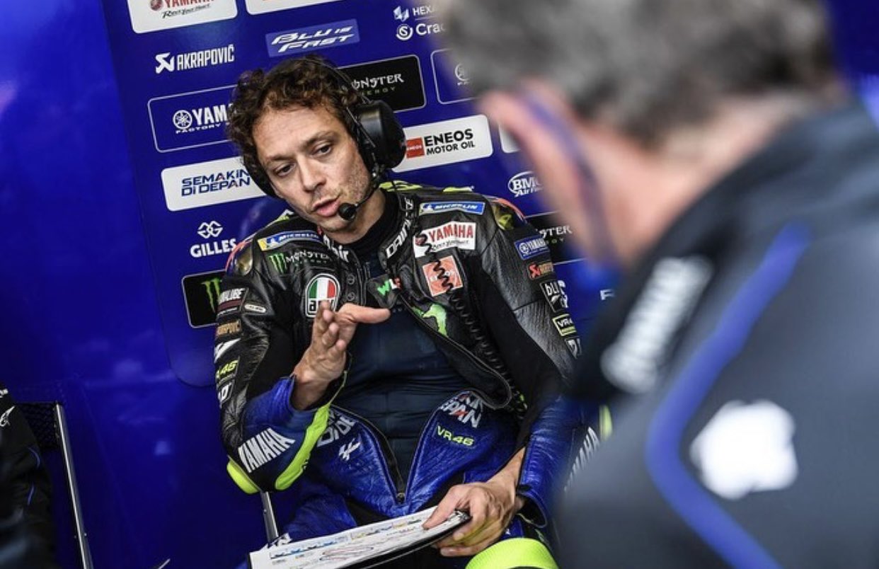 Valentino Rossi mengakui adiknya, Luca Marini, besar kemungkinan akan naik ke MotoGP musim depan. (Foto: Twitter/@ValeYellow46)