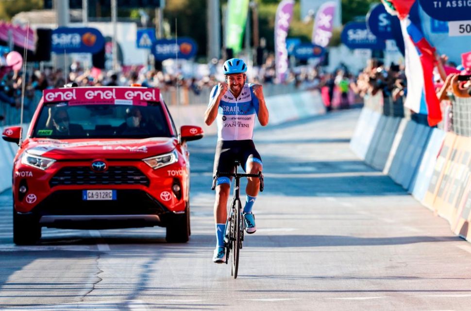 Alex Dowsett sangat lega bisa  menang etape 8 Giro d'Italia. (Foto: Itimewa)