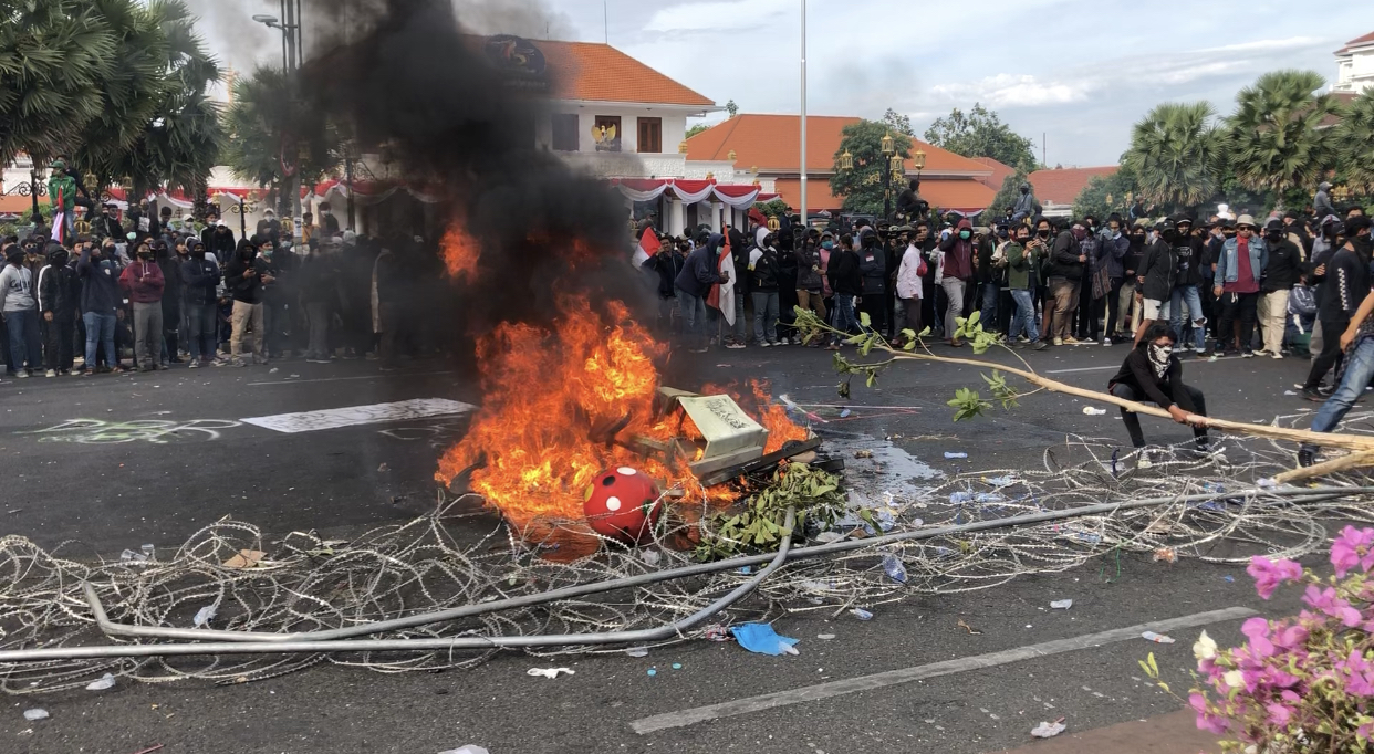 Beberapa pemuda terlihat merusak fasilitas umum, saat demo tolak Omnibus Law di Jalan Gubernur Suryo (Foto: Andhi Dwi/Ngopibareng.id)