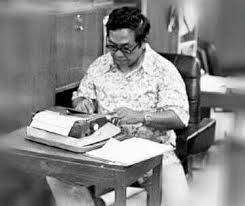 Gus Dur menulis sendiri gagasannya. (Foto: Biografi Gus Dur)