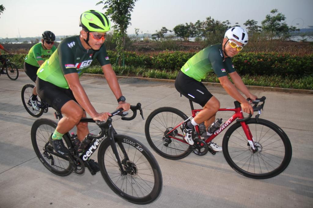 Benny dan Hermansyah rayakan ulang tahun dengan gowes 24 jam. (Foto: Istimewa)