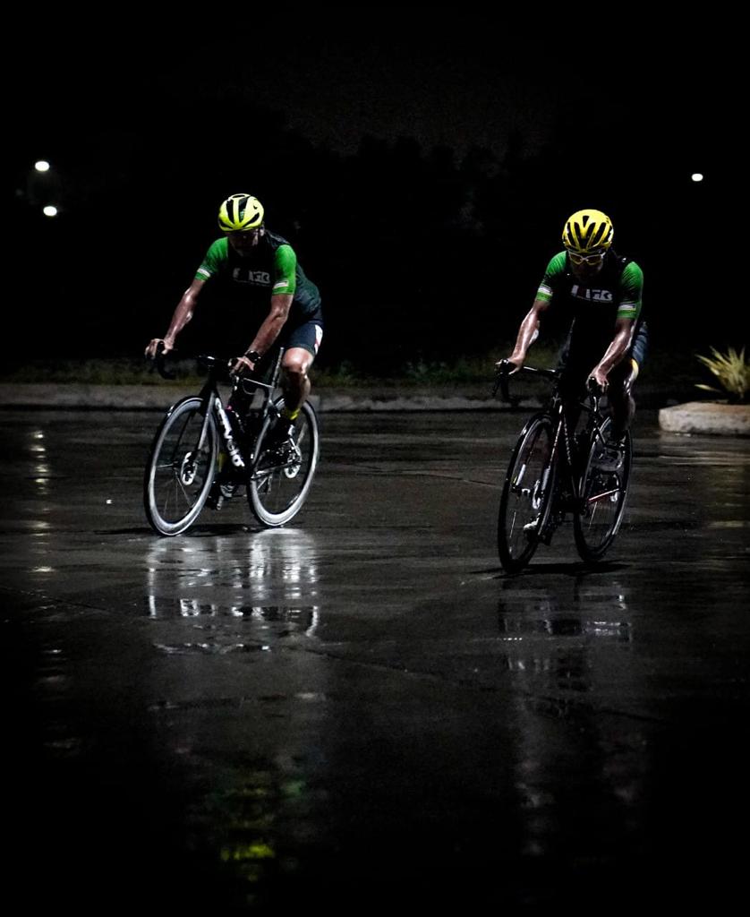 Malam hari pun mereka tetap gowes. (Foto: Istimewa) 