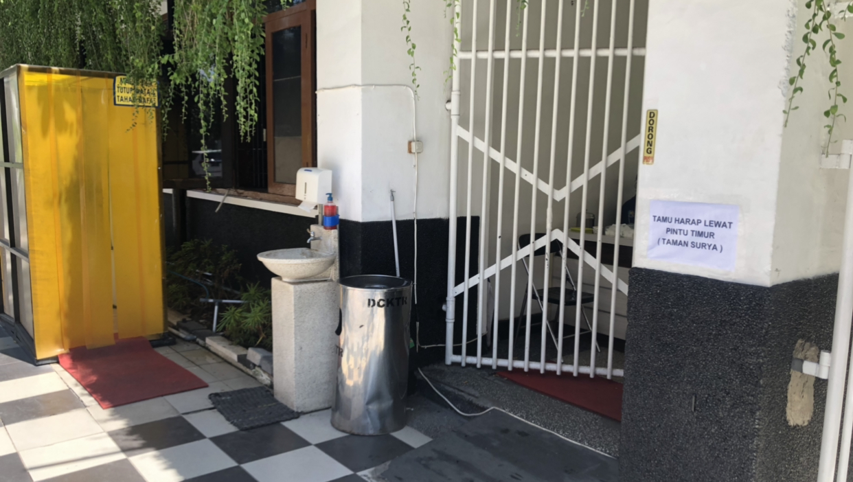 Penerapan 3M di pintu belakang Balai Kota Surabaya (Foto: Andhi Dwi/Ngopibareng.id)