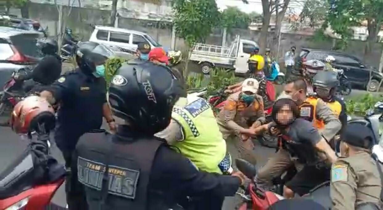 Potongan video pengamanan secara paksa, seorang warga tak bermasker (Foto: Istimewa)