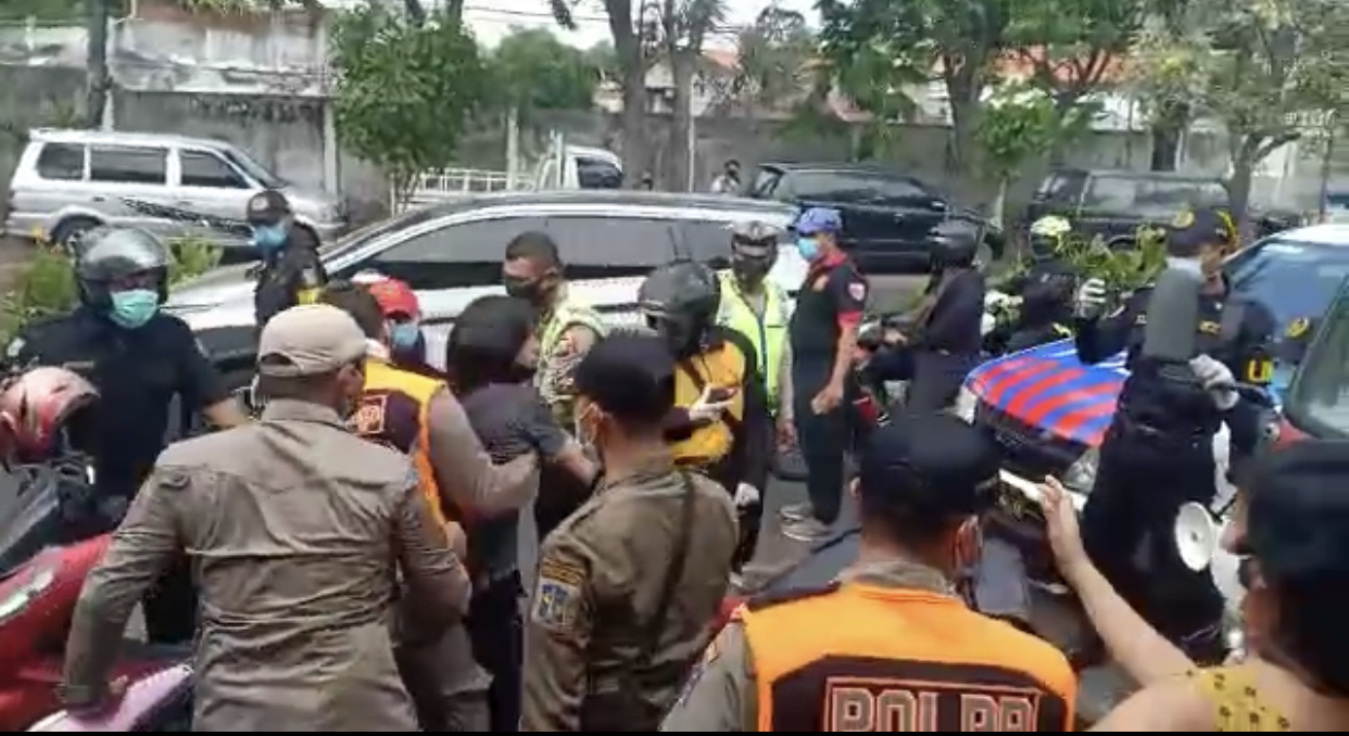 Proses dibawanya warga yang terjaring razia masker ke Puskesmas Mojo (Foto: Istimewa)