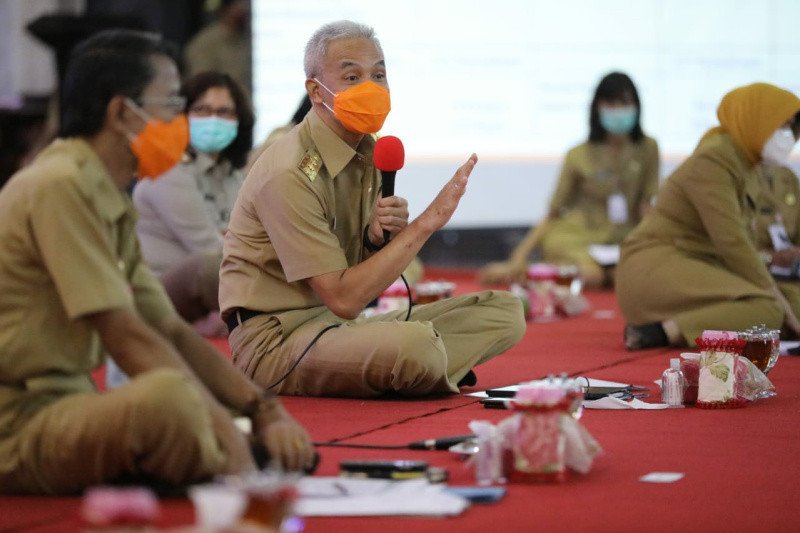 Gubernur Jateng, Ganjar Pranowo duduk bersama pihak terkait bahas UU Cipta Kerja. (Foto: Antara)