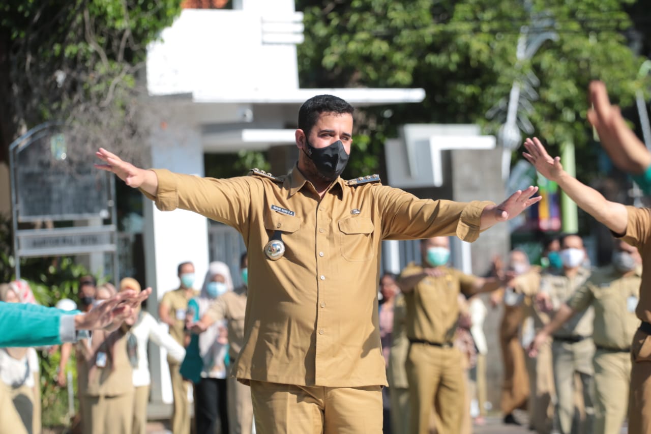 Walikota Hadi Zainal Abidin saat senam pagi bersama Aparatur Sipil Negara (ASN) Pemkot Probolinggo, Jawa Timur. (Foto: Ikhsan Mahmudi/Ngopibareng.id)