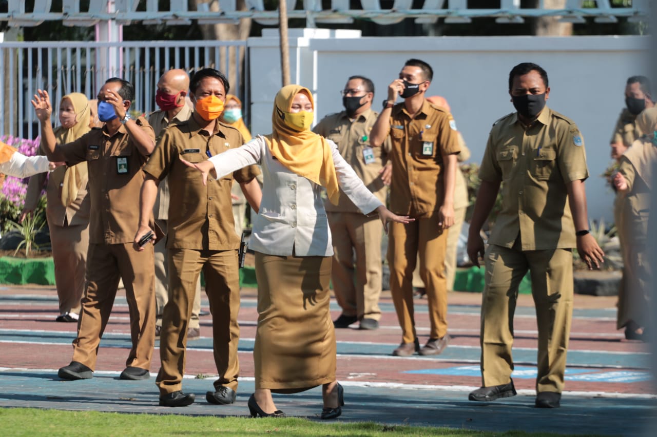 ASN Pemkot Probolinggo bersenam pagi di halaman Kantor Walikota Probolinggo. (Foto: Ikhsan Mahmudi/Ngopibareng.id)