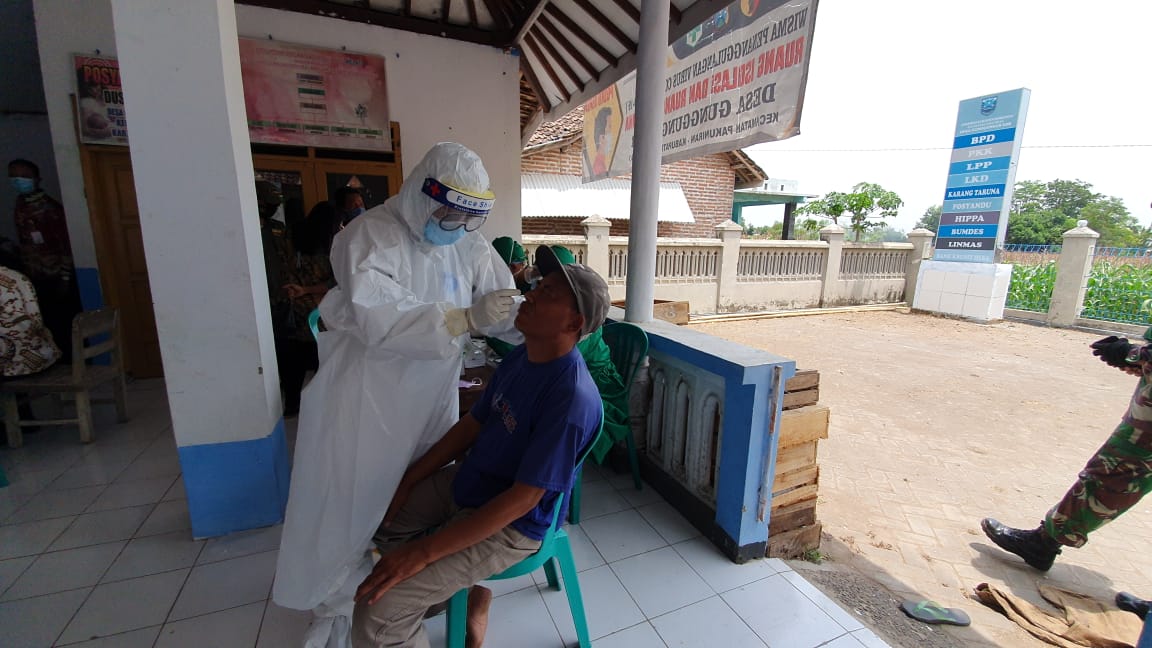 Warga Gunggungan Lor, Kecamatan Pakuniran, Kabupaten Probolinggo, Jawa Timur, saat menjalani tes swab massal. (Foto: Ikhsan Mahmudi/Ngopibareng.id)