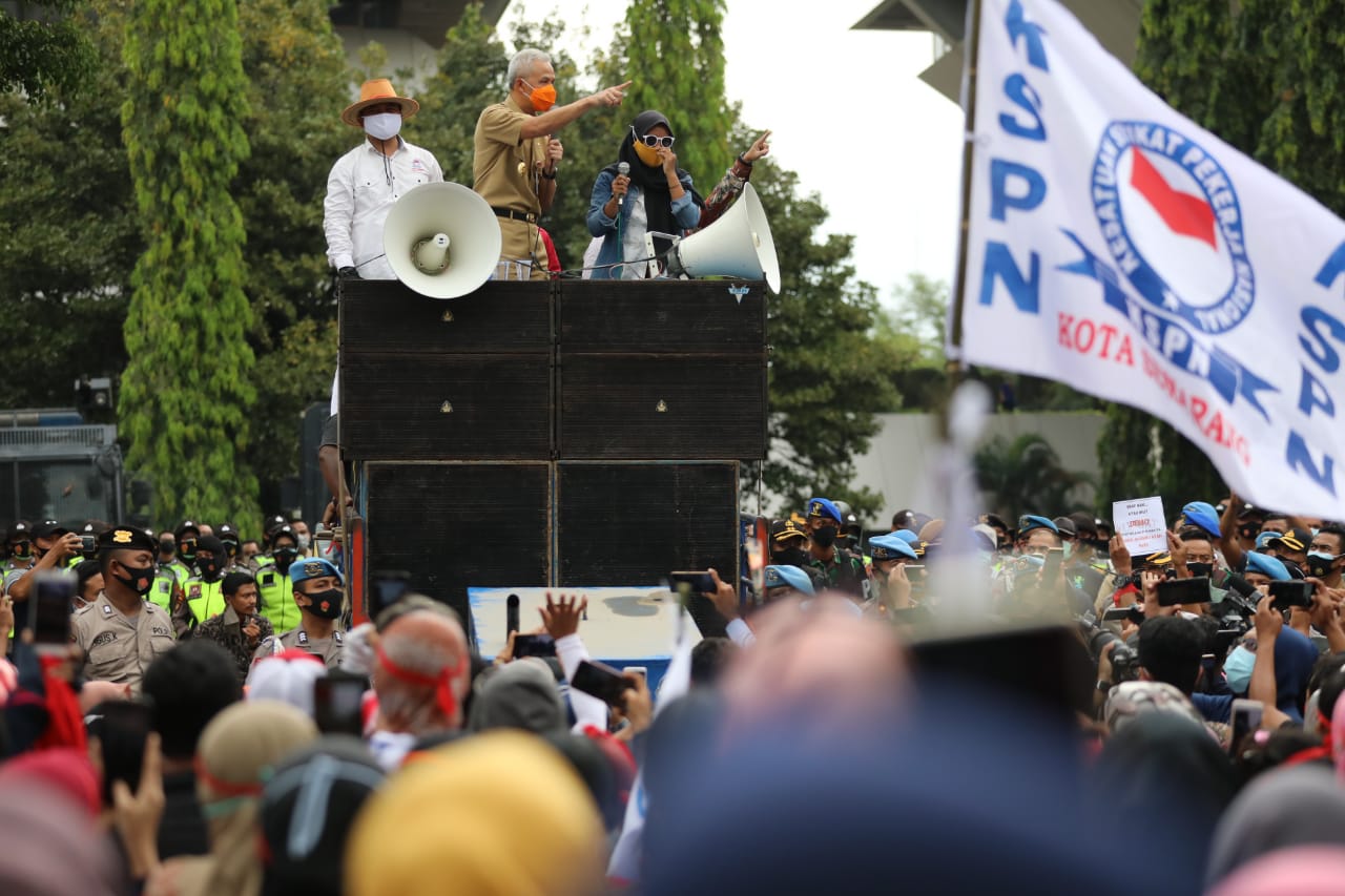 Gubernur Ganjar saat orasi di hadapan ribuan buruh. (Foto: Ist/Ngopibareng.id)