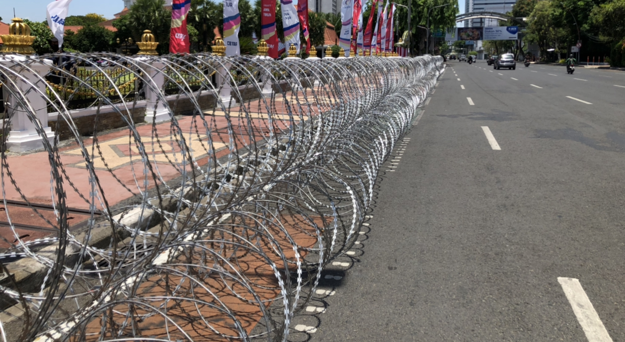 Kawat berduri yang telah terpasang di Gedung Negara Grahadi. (Foto: Andhi Dwi/Ngopibareng.id)