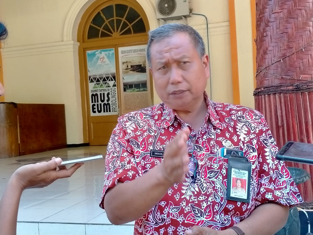 Kepala Dispendikbud, Moch. Maskur di depan Museum Probolinggo, Jalan Suroyo. (Foto: Ikhsan Mahmudi/Ngopibareng.id)