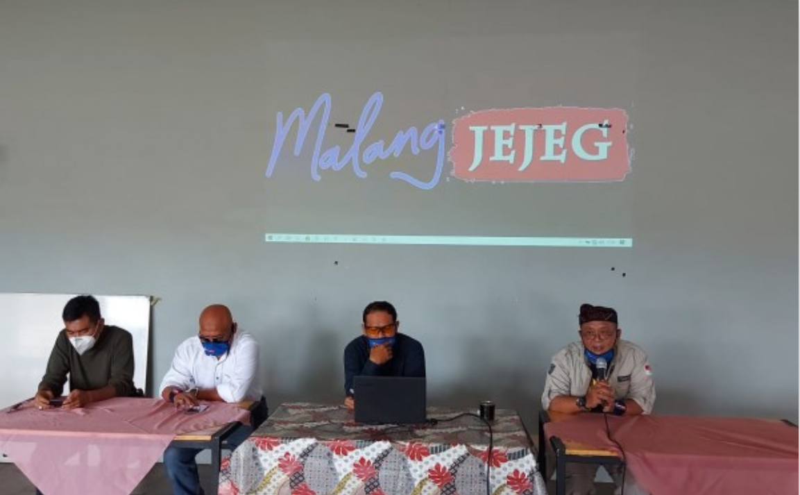 Heri Cahyono (berbaju hitam), pasangan calon perseoragan di Pilkada Kabupaten Malang. (Lalu Theo/Ngopibareng.id) 