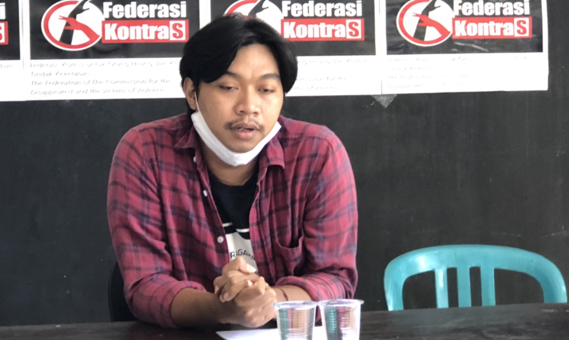 Koordinator KontraS Surabaya, Rahmat Faisal, di Kantor KontraS Surabaya, pada Rabu, 14 Oktober 2020. (Foto: Andhi Dwi/Ngopibareng.id)