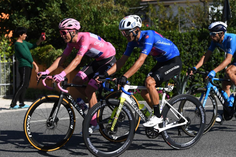 Joao Almeida (Deceuninck-QuickStep) masih mengenakan maglia rosa. (Foto: Istimewa)