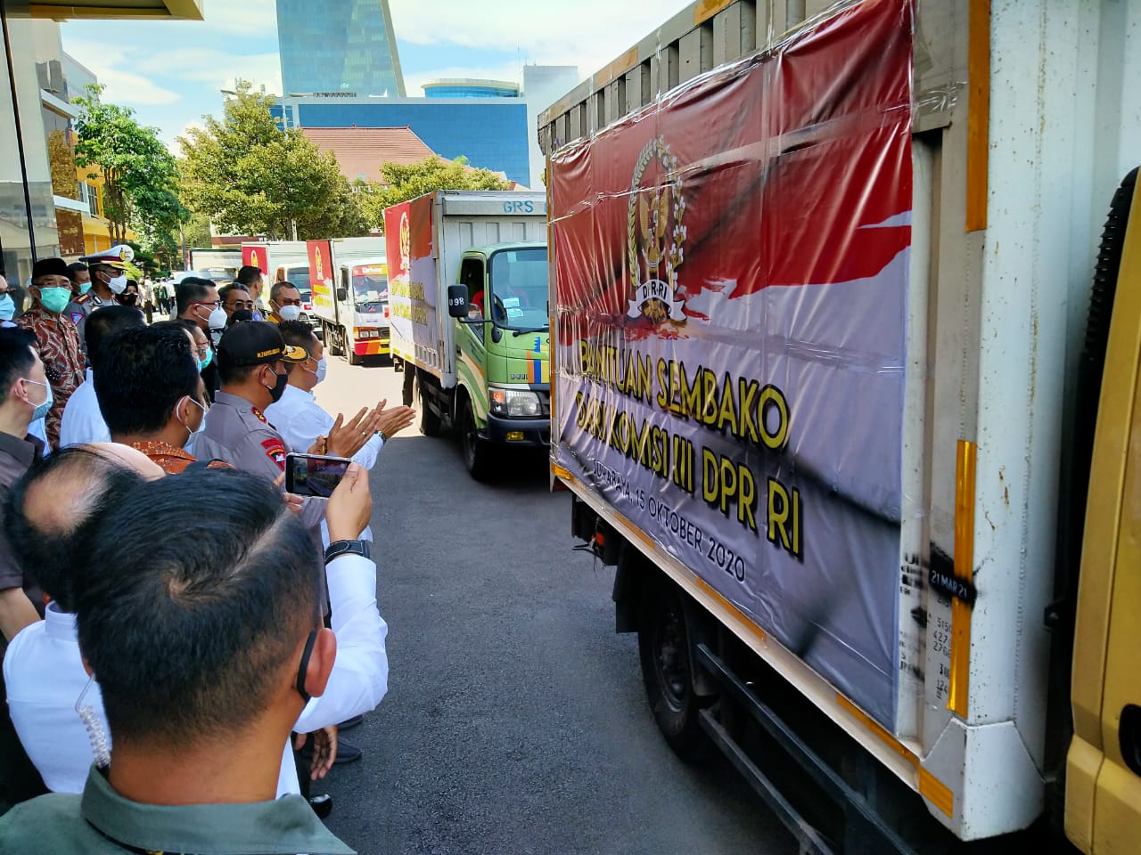 Ketua Tim Komisi III DPR RI, Adies Kadir melepas ribuan bantuan yang akan dibagikan kepada masyarakat Jatim di Mapolda Jatim, Surabaya, Kamis 15 Oktober 2020. (Foto: Fariz Yarbo/Ngopibareng.id)