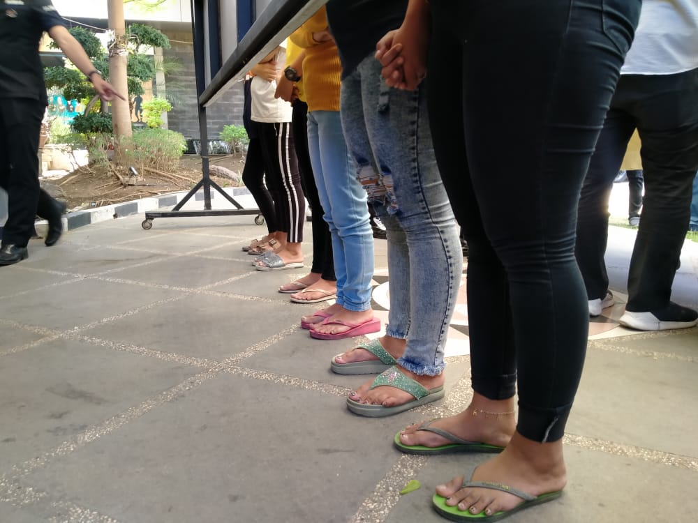 Enam anak semang dari muncikari JRA yang diamankan Polres Gresik. (Foto: Azharil Farich/Ngopibareng.id)