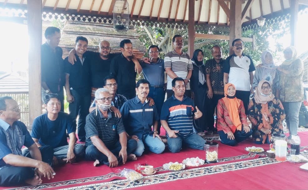 Para lurag dongkol Blitar bertemu setelah setahun tak menjabat Kepala Desa. (Foto choirul anam/ngopibareng.id)