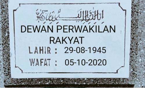 Batu nisan betuliskan tanggal kematian  Dewan Perwakilan Rakyat, 8 Oktober 2020. (Foto:Istimewa)