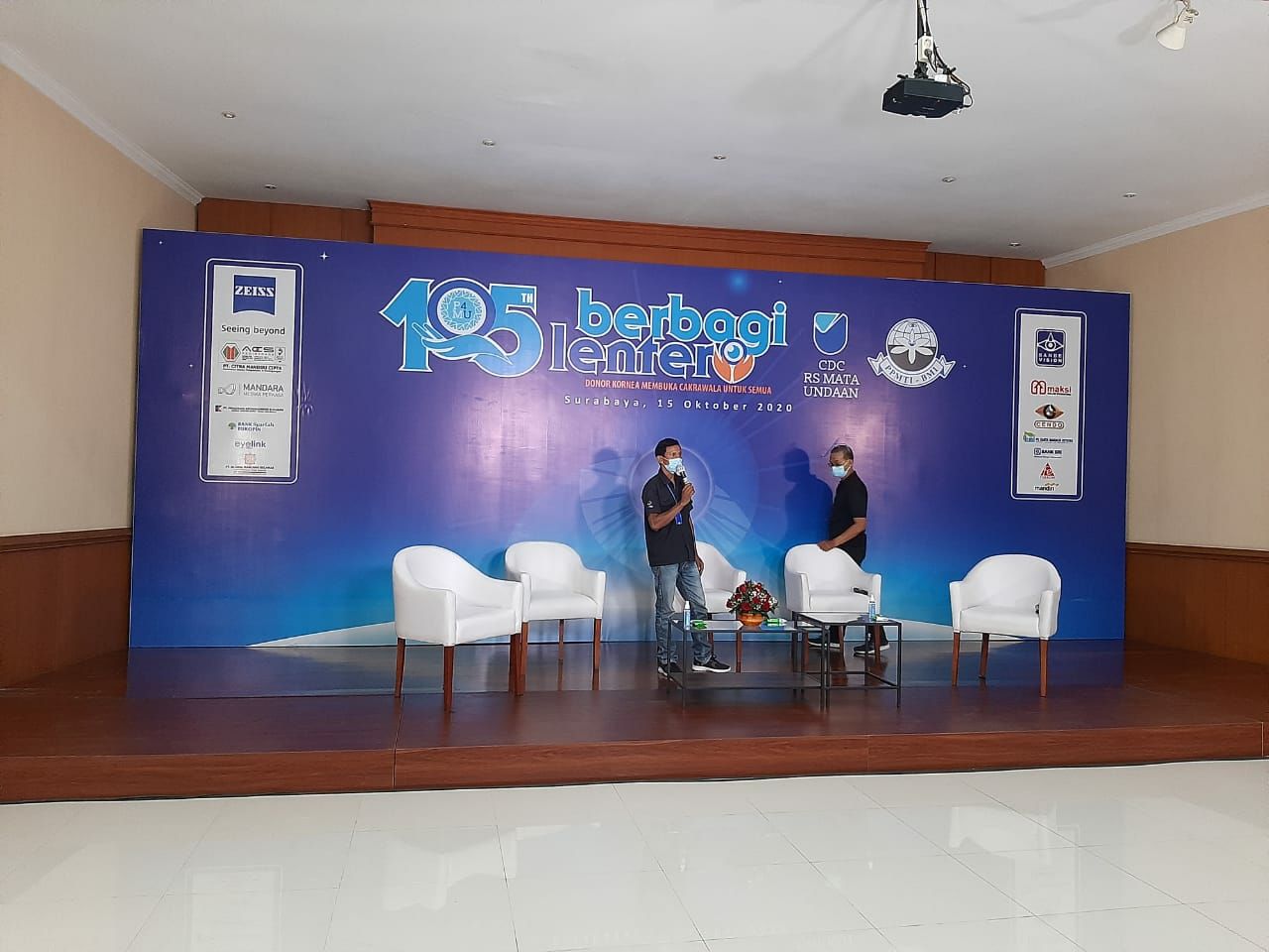 Panggung talkshow Cornea Donation Center (CDC) Rumah Sakit Mata Undaan (RSMU). (Pita Sari/Ngopibareng.id)