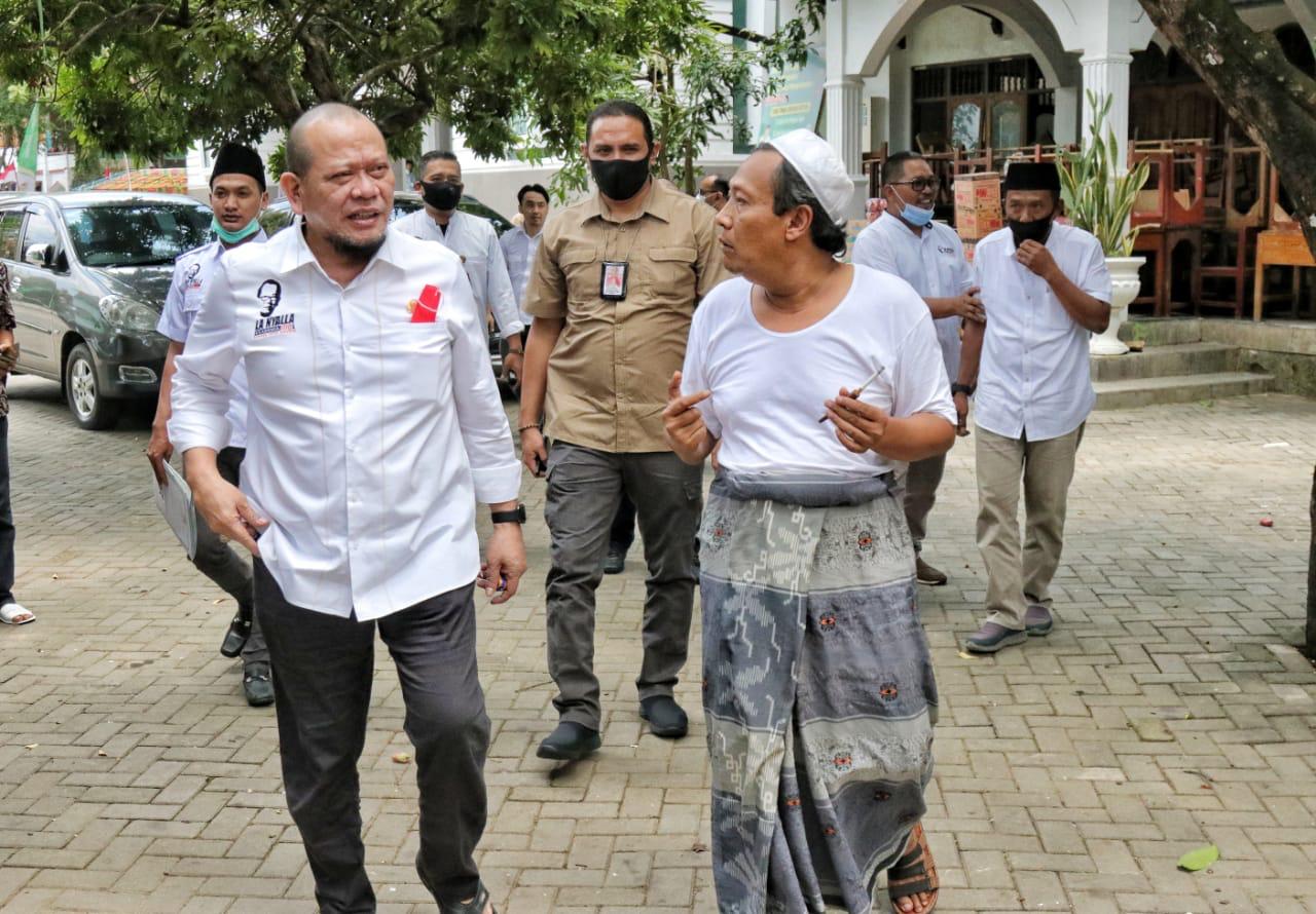 Ketua DPD RI, AA LaNyalla Mahmud Mattalitti bersama Ketua Yayasan Ponpes Al Iman, Babadan Ponorogo, KH Zulkarnain. (Foto: Istimewa)