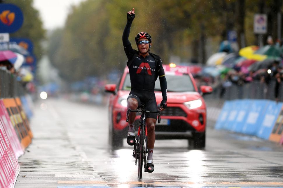 Jhonatan Narvaez (Ineos Grenadiers) menyumbangkan kemenangan etape 12 ini untuk NIco Porta, Direktur Sport Ineos Grenadiers yang baru meninggal. (Foto: GETTY IMAGES))