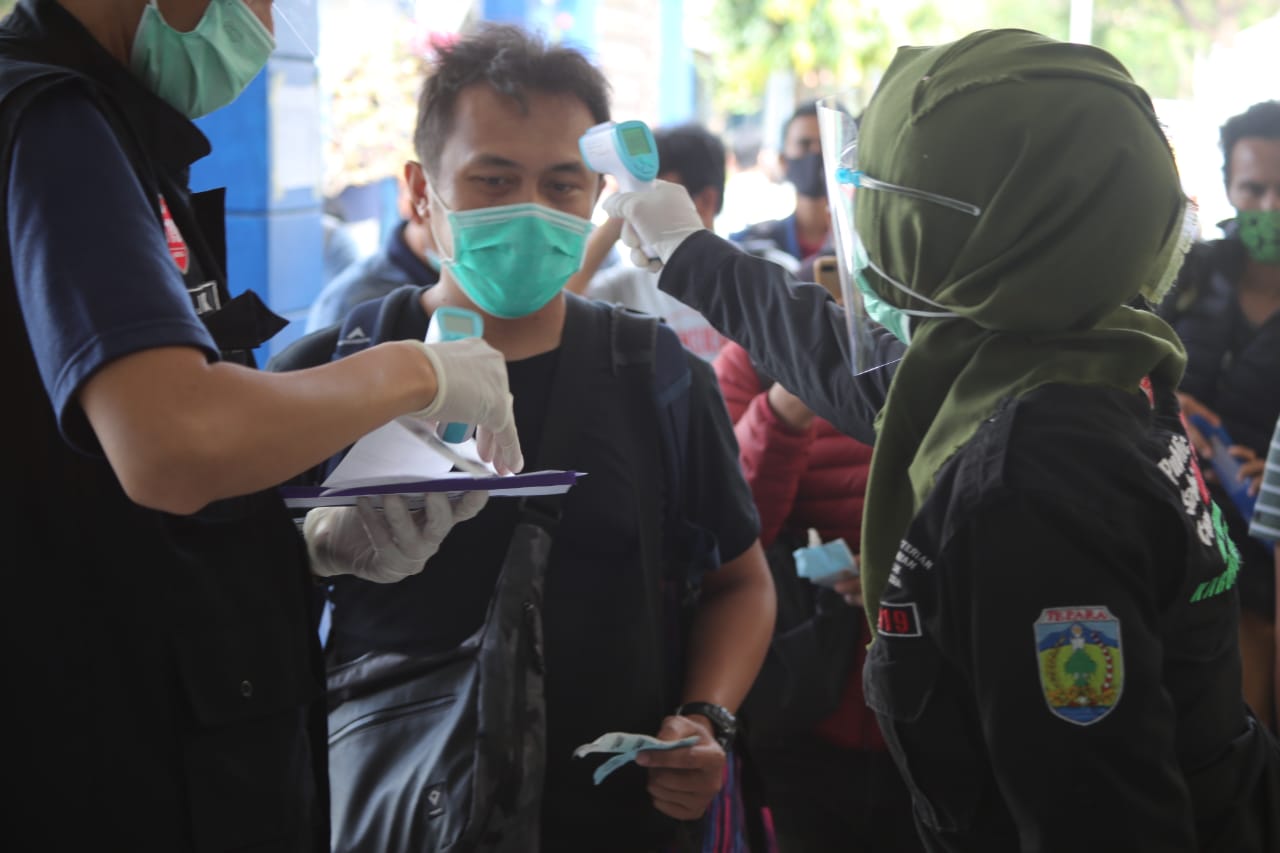 Calon penumpang kapal cepat saat hendak menuju Pulu Karimunjawa. (Foto: Ist/Ngopibareng.id)