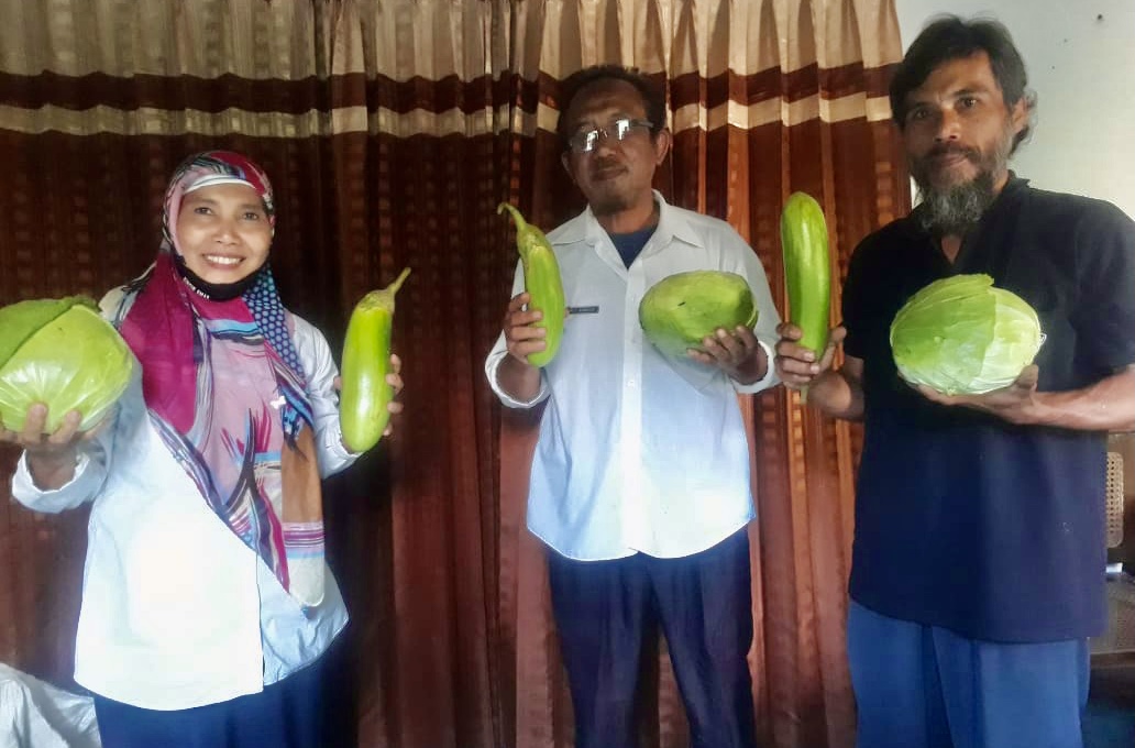 Lurah Pojok Tarwiyah bersama tokoh petani di desanya. (Foto Choirul Anam)