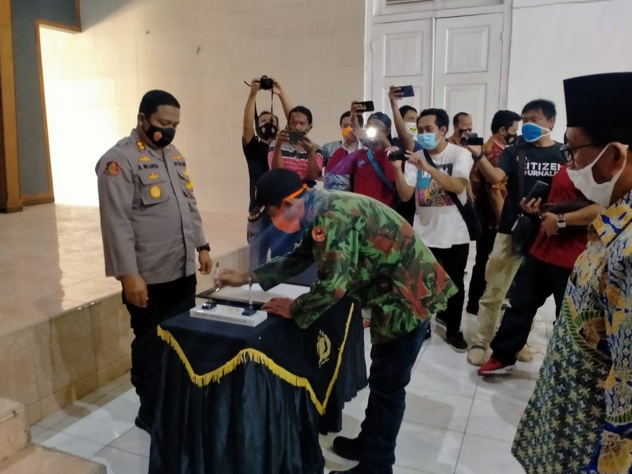 Pengurus ormas dan sekolah menandatangani naskah deklarasi damai dan anti-anarkis di Mapolresta Probolinggo. (Foto: Ikhsan Mahmudi/Ngopibareng.id)