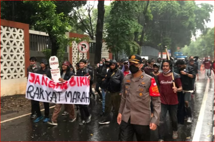 Wakapolres Metro Jakarta Selatan AKBP Agustinus Agus Rahmanto basah kuyup kawal aksi mahasiswa bubarkan diri usai aksi di flyober Kuningan, Jakarta Selatan, Jumat 16 Oktober 2020 (Foto: Antara/Polres Metro Jakarta Selatan)