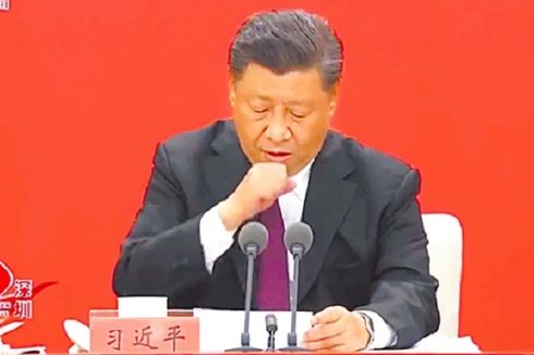 Presiden China Xi Jinping tertangkap kamera sedang batuk saat pidato. (Foto: YouTube)