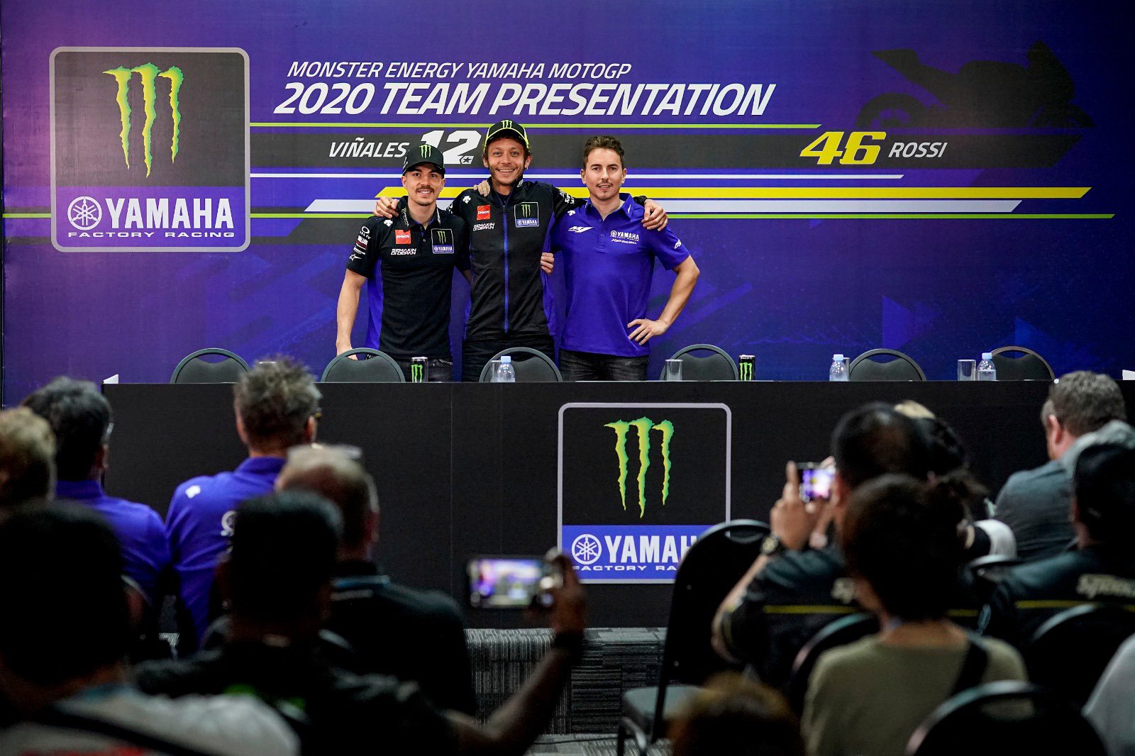 Jorge Lorenzo (paling kanan) saat pengenalan tim Monster Energy Yamaha di awal musim MotoGP 2020 lalu. (Foto: Twitter/@lorenzo99)