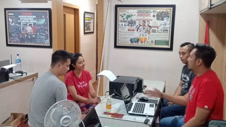 Vitalia Sesha bersama kekasihnya saat menjalani pemeriksaan kasus narkoba. (Foto: Istimewa)